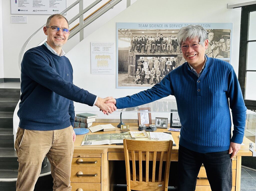 Tetsuo Hatsuda, Director of RIKEN iTHEMS, and Reiner Kruecken celebrating the signing of the LBNL-iTHEMS MoU.